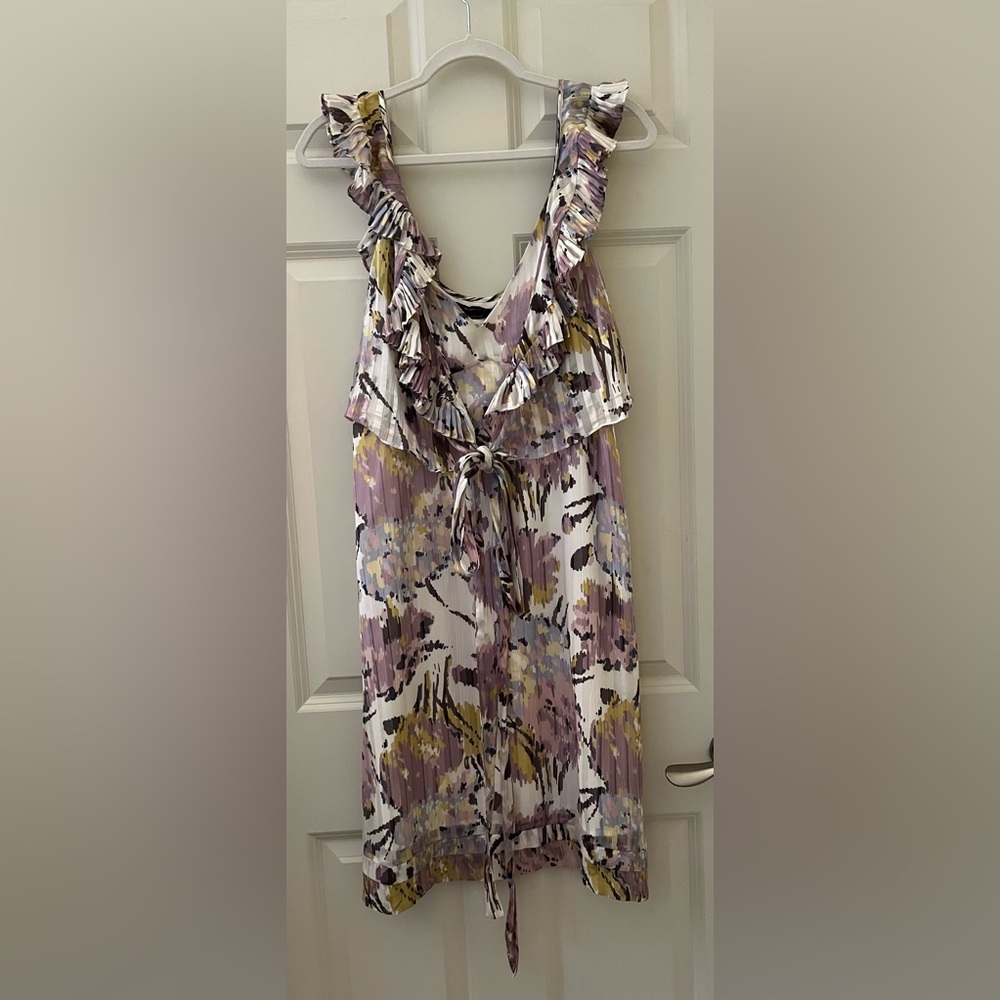 BCBG Maxazria 100% Silk Dress V Neck Floral Ruffle 
Vacation Party cocktail M